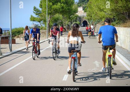 Imperia, Italie - 20 août 2024 : Ponente Ligure Bikeway, une ancienne ligne de chemin de fer, maintenant une belle piste cyclable de 24 km. Banque D'Images