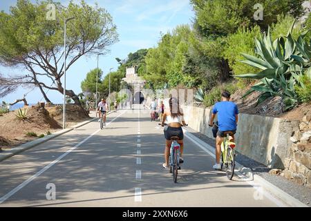 Imperia, Italie - 20 août 2024 : Ponente Ligure Bikeway, une ancienne ligne de chemin de fer, maintenant une belle piste cyclable de 24 km. Banque D'Images