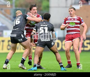 Wigan, Royaume-Uni. 25 août 2024. Liam Byrne de Wigan Warriors est affronté par Jack Ashworth Hull FC lors du match Betfred Super League Round 23 Wigan Warriors vs Hull FC au DW Stadium, Wigan, Royaume-Uni, le 25 août 2024 (photo par Cody Froggatt/News images) à Wigan, Royaume-Uni le 25/08/2024. (Photo de Cody Froggatt/News images/Sipa USA) crédit : Sipa USA/Alamy Live News Banque D'Images