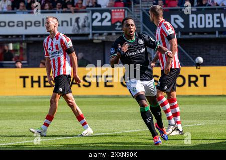 Rotterdam, Nederland. 25 août 2024. ROTTERDAM, 25-08-2024, Sparta Stadium het Kasteel, football, Néerlandais eredivisie football, saison 2024/2025, Sparta Rotterdam - Feyenoord, Feyenoord joueur Quinten Timber marque le 1-1 crédit : Pro Shots/Alamy Live News Banque D'Images