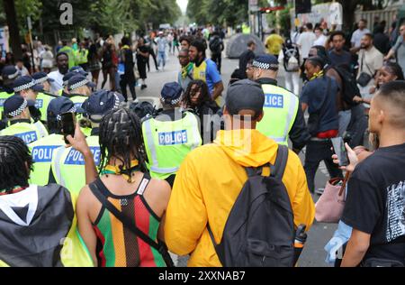 Londres, Royaume-Uni, 25 août 2024. Image d'un homme noir frappé avec des matraques par la police anti-émeute et arrêté. Crédit : Martin Suker/Alamy Live News Banque D'Images