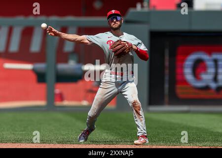 Kansas City, États-Unis. 25 août 2024 : L'arrêt court des Philadelphia Phillies Trea Turner (7) se lance en première place pour la sortie sur le deuxième joueur de base des Kansas City Royals Maikel Garcia (11) lors de la troisième manche au Kauffman Stadium à Kansas City, Missouri. David Smith/CSM crédit : CAL Sport Media/Alamy Live News Banque D'Images