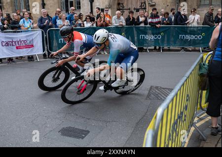 Cambridge, Royaume-Uni. 25 août 2024. Les coureurs concourent dans la course des hommes d'élite. Le Cambridge Criterium est un nouvel événement cycliste qui se déroule à Cambridge et propose des manèges pour les habitants de la région, ainsi que des courses pour les amateurs et les cyclistes d'élite. L'objectif est de ramener la course cycliste professionnelle dans la capitale britannique du cyclisme pour la première fois depuis le Tour de France 2014. Crédit : SOPA images Limited/Alamy Live News Banque D'Images