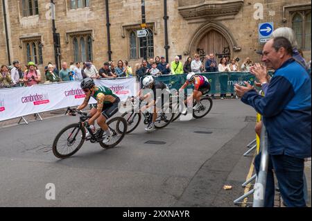 Cambridge, Royaume-Uni. 25 août 2024. Les coureurs concourent dans la course féminine élite. Le Cambridge Criterium est un nouvel événement cycliste qui se déroule à Cambridge et propose des manèges pour les habitants de la région, ainsi que des courses pour les amateurs et les cyclistes d'élite. L'objectif est de ramener la course cycliste professionnelle dans la capitale britannique du cyclisme pour la première fois depuis le Tour de France 2014. Crédit : SOPA images Limited/Alamy Live News Banque D'Images