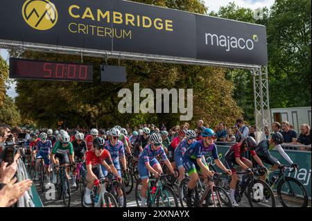 Cambridge, Royaume-Uni. 25 août 2024. Cavaliers femmes d'élite au départ de la course. Le Cambridge Criterium est un nouvel événement cycliste qui se déroule à Cambridge et propose des manèges pour les habitants de la région, ainsi que des courses pour les amateurs et les cyclistes d'élite. L'objectif est de ramener la course cycliste professionnelle dans la capitale britannique du cyclisme pour la première fois depuis le Tour de France 2014. Crédit : SOPA images Limited/Alamy Live News Banque D'Images