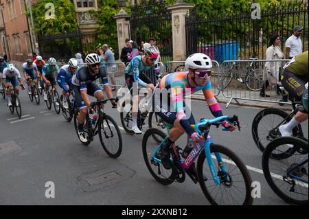 Cambridge, Royaume-Uni. 25 août 2024. Les coureurs concourent dans la course des hommes d'élite. Le Cambridge Criterium est un nouvel événement cycliste qui se déroule à Cambridge et propose des manèges pour les habitants de la région, ainsi que des courses pour les amateurs et les cyclistes d'élite. L'objectif est de ramener la course cycliste professionnelle dans la capitale britannique du cyclisme pour la première fois depuis le Tour de France 2014. Crédit : SOPA images Limited/Alamy Live News Banque D'Images