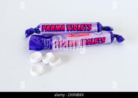 Sachets de bonbons violettes de Parme. Fabriqué depuis 1946 par Swizzels Matlow. Banque D'Images