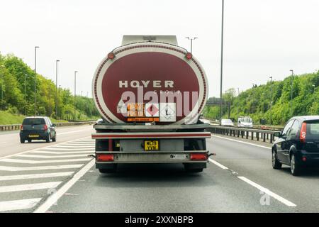 Un pétrolier Hoyer Group circulant sur l'autoroute M11 dans l'Essex. Transport de liquide inflammable. Banque D'Images