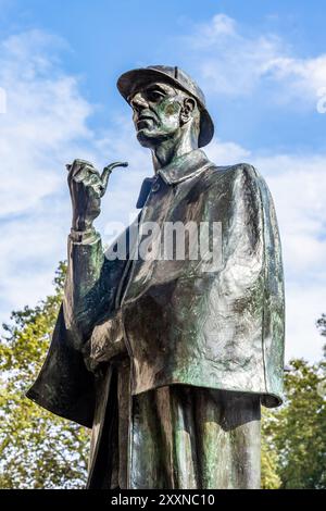 Statue de Sherlock Holmes, à l'entrée de la station de métro Baker Street, dans Marylebone Road, près de Baker Street 221B, dans le centre-ville de Londres, Royaume-Uni Banque D'Images