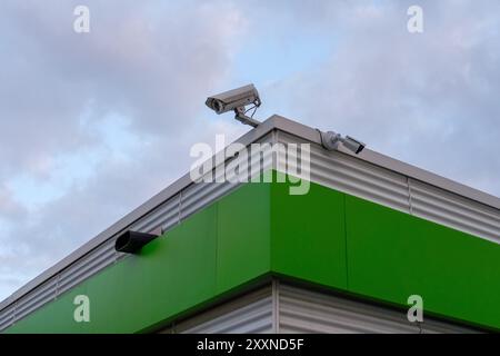 Caméras de surveillance au coin du toit d'un bâtiment industriel. Banque D'Images