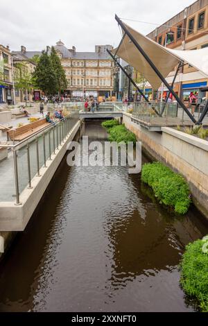 Le canal récemment découvert et rénové dans la capitale galloise de Cardiff formant maintenant le canal Quarter.wales Banque D'Images