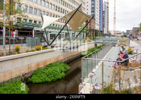 Le canal récemment découvert et rénové dans la capitale galloise de Cardiff formant maintenant le canal Quarter.wales Banque D'Images