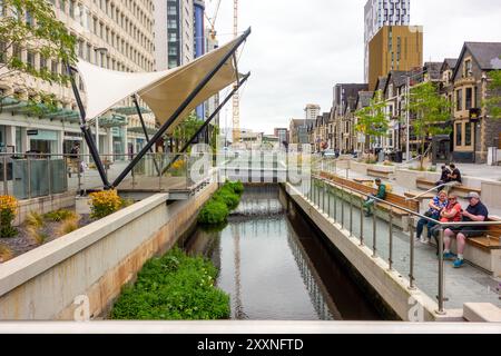 Le canal récemment découvert et rénové dans la capitale galloise de Cardiff formant maintenant le canal Quarter.wales Banque D'Images