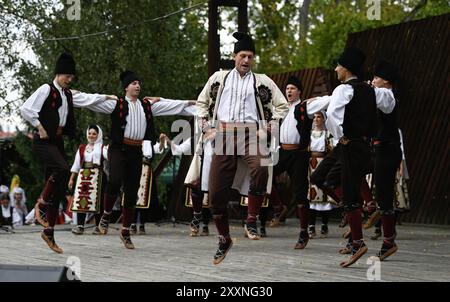 Liptal, République tchèque. 25 août 2024. AKUD Ivo Lola Ribar ensemble folklorique de Belgrade, Serbie se produit lors du festival folklorique international Liptal festivités 2024 à Liptal, République tchèque, le 25 août 2024. Crédit : Dalibor Gluck/CTK photo/Alamy Live News Banque D'Images