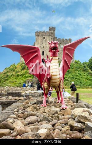 Modèle de dragon rouge dans le sol de Cardiff Castle Wales Banque D'Images