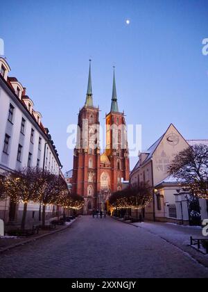 Wroclaw, Pologne - 20 janvier 2024 : L'image montre une vue saisissante de tours cathédrales gothiques jumelées baignées d'une lueur chaude de coucher de soleil, vue d'un co Banque D'Images