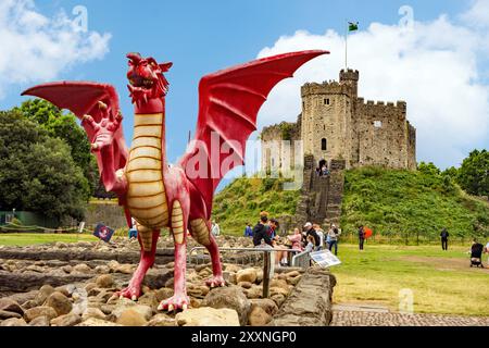 Modèle de dragon rouge dans le sol de Cardiff Castle Wales Banque D'Images