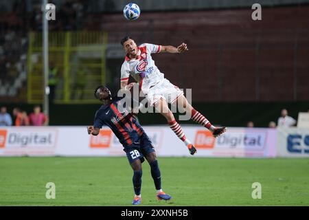 Cristiano Bani de Mantova 1911 contrasté par Christian Kouan de Cosenza Calcio 1914 lors du match de championnat italien de football Serie B entre Mantova 1911 et Cosenza Calcio 1914 au stade Danilo Martelli le 25 août 2024, Mantoue, Italie. Banque D'Images