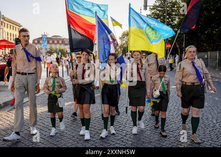 Porto, Portugal. 24 août 2024. Les membres de l'Association des jeunes ukrainiens au Portugal (Associação Juvenil Ucraniana em Portugal) défilent pendant les célébrations de la Journée de l'indépendance de l'Ukraine. Une marche a eu lieu en solidarité avec l’Ukraine, la marche s’est terminée à la mairie. Crédit : SOPA images Limited/Alamy Live News Banque D'Images