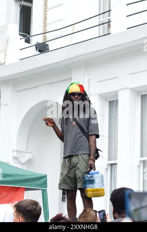 Londres, Royaume-Uni. 25 août 2024. Les enfants et leurs familles ont bénéficié de l'une des plus grandes fêtes de rue annuelles au monde en participant à leur propre défilé. Organisée dans l’ouest de Londres, environ un million de personnes devraient assister au Carnaval de Notting Hill cette année, la fête a commencé avec des tambours en acier samedi soir, avant la Journée des enfants et des familles dimanche. La célébration du patrimoine, des arts et de la culture caribéens - qui culmine dans un immense défilé du Mas lundi - dure depuis plus de 50 ans. Crédit : Kingsley Davis/Alamy Live News Banque D'Images