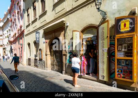 Petit magasin dans la rue Jilska quartier de la vieille ville de Prague, Stare Mesto, Prague pavé Banque D'Images