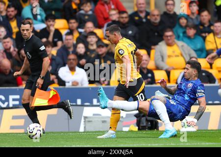 Wolverhampton, Royaume-Uni. 25 août 2024. Daniel Podence de Wolves (l) et Enzo Fern‡ndez de Chelsea lors du match de premier League entre Wolverhampton Wanderers et Chelsea Credit : MI News & Sport /Alamy Live News Banque D'Images