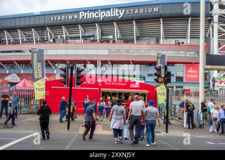 Les fans de sport se rassemblent pour un grand prix speedway au Principality Stadium de Cardiff, la capitale galloise Banque D'Images