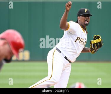 Pittsburgh, États-Unis. 25 août 2024. Le lanceur des Pirates de Pittsburgh Luis L. Ortiz (48) réagit après avoir frappé le receveur des Reds de Cincinnati Tyler Stephenson (37), le deuxième batteur à être frappé à la première manche au PNC Park le dimanche 25 août 2024 à Pittsburgh. Photo par Archie Carpenter/UPI crédit : UPI/Alamy Live News Banque D'Images