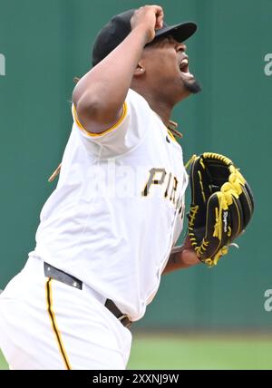 Pittsburgh, États-Unis. 25 août 2024. Le lanceur des Pirates de Pittsburgh Luis L. Ortiz (48) réagit après avoir frappé le receveur des Reds de Cincinnati Tyler Stephenson le deuxième batteur à être touché par un pitch en première manche au PNC Park le dimanche 25 août 2024 à Pittsburgh. Photo par Archie Carpenter/UPI crédit : UPI/Alamy Live News Banque D'Images