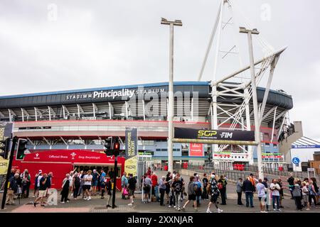 Les fans de sport se rassemblent pour un grand prix speedway au Principality Stadium de Cardiff, la capitale galloise Banque D'Images