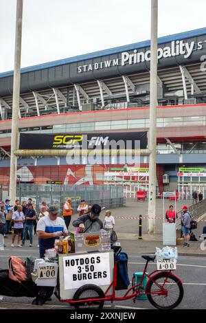 Hot dogs et hamburgers à vendre aux fans de sport rassemblés pour un grand prix speedway au stade Principality de Cardiff, la capitale galloise Banque D'Images