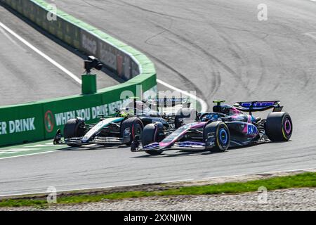 Zandvoort, pays-Bas. 25 août 2024 ; circuit Zandvoort, Zandvoort, Hollande du Nord, pays-Bas; formule 1 Heineken Grand Prix des pays-Bas 2024 ; Race Day ; Lewis Hamilton (GBR) en F1-W14 de Mercedes-AMG Petronas dépasse Pierre Gasly (FRA) en A523 de BWT-Alpine pendant la course crédit : action plus Sports images/Alamy Live News Banque D'Images