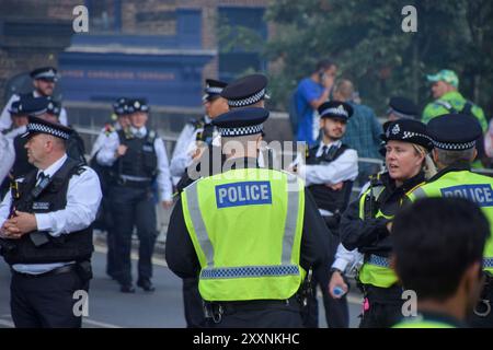 Londres, Royaume-Uni. 25 août 2024. Une forte présence policière est observée le premier jour du Carnaval de Notting Hill de cette année. L'événement annuel dans le quartier populaire de Notting Hill à Londres attire environ un million de personnes et est avant tout une célébration de la culture caribéenne. (Photo de Vuk Valcic/SOPA images/SIPA USA) crédit : SIPA USA/Alamy Live News Banque D'Images