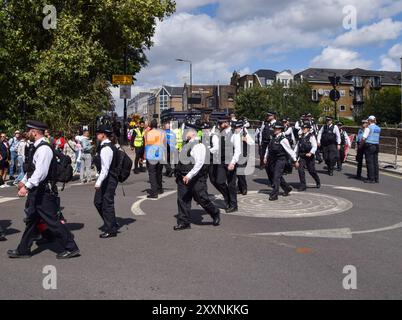 Londres, Royaume-Uni. 25 août 2024. Une forte présence policière est observée le premier jour du Carnaval de Notting Hill de cette année. L'événement annuel dans le quartier populaire de Notting Hill à Londres attire environ un million de personnes et est avant tout une célébration de la culture caribéenne. (Photo de Vuk Valcic/SOPA images/SIPA USA) crédit : SIPA USA/Alamy Live News Banque D'Images