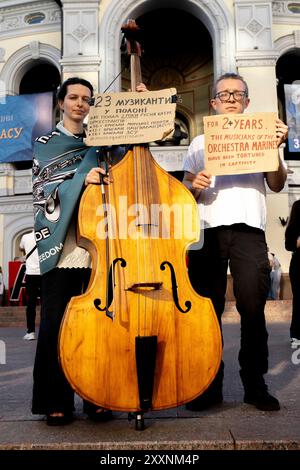 Kiev, ville de Kiev, Ukraine. 25 août 2024. Gratuit Azovstal protestation de la famille et des amis des soldats qui sont détenus en captivité par la Russie. Les soldats se sont rendus à la Russie le 20 mai 2022 pour sauver des vies au fer d'Azovstal et voler les ouvrages de Marioupol. Certains ont été relâchés, beaucoup sont toujours détenus en captivité russe. Avec la récente capture de nombreux conscrits russes à Koursk, l'espoir d'échanges de prisonniers de guerre augmente. Banque D'Images