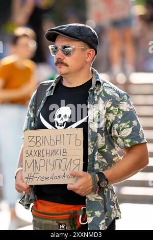 Kiev, ville de Kiev, Ukraine. 25 août 2024. Gratuit Azovstal protestation de la famille et des amis des soldats qui sont détenus en captivité par la Russie. Les soldats se sont rendus à la Russie le 20 mai 2022 pour sauver des vies au fer d'Azovstal et voler les ouvrages de Marioupol. Certains ont été relâchés, beaucoup sont toujours détenus en captivité russe. Avec la récente capture de nombreux conscrits russes à Koursk, l'espoir d'échanges de prisonniers de guerre augmente. Banque D'Images