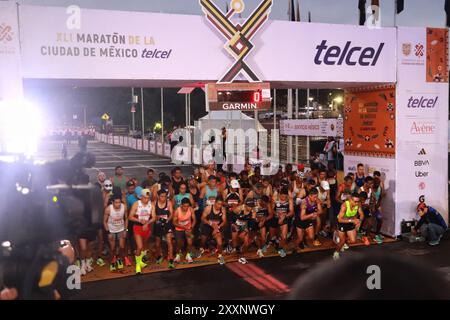 Mexico, Mexique. 25 août 2024. Participants participant au départ du XLI Mexico City Marathon 2024. Le 25 août 2024 à Mexico, Mexique. (Photo de Carlos Santiago/ crédit : Eyepix Group/Alamy Live News Banque D'Images