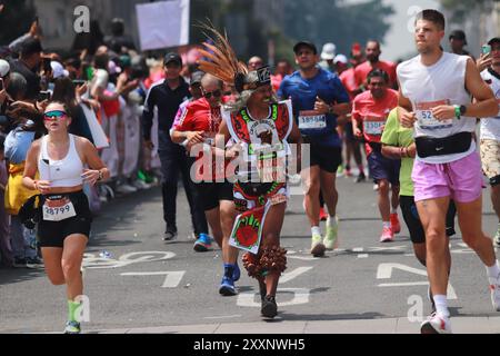 Mexico, Mexique. 25 août 2024. Participants participant au départ du XLI Mexico City Marathon 2024. Le 25 août 2024 à Mexico, Mexique. (Photo de Carlos Santiago/ crédit : Eyepix Group/Alamy Live News Banque D'Images