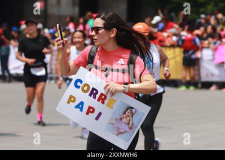 Mexico, Mexique. 25 août 2024. Participants participant au départ du XLI Mexico City Marathon 2024. Le 25 août 2024 à Mexico, Mexique. (Photo de Carlos Santiago/ crédit : Eyepix Group/Alamy Live News Banque D'Images