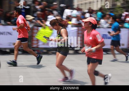 Mexico, Mexique. 25 août 2024. Participants participant au départ du XLI Mexico City Marathon 2024. Le 25 août 2024 à Mexico, Mexique. (Photo de Carlos Santiago/ crédit : Eyepix Group/Alamy Live News Banque D'Images