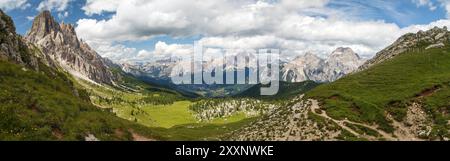 Alpes Dolomites montagnes autour de Cortina d'Ampezzo, monts Cima Ambrizzola, Croda da Lago, Sorapiss et Cristallo Banque D'Images