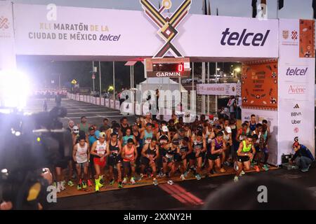 Mexico, Mexique. 25 août 2024. Participants participant au départ du XLI Mexico City Marathon 2024. Le 25 août 2024 à Mexico, Mexique. (Photo de Carlos Santiago/Eyepix Group/SIPA USA) crédit : SIPA USA/Alamy Live News Banque D'Images