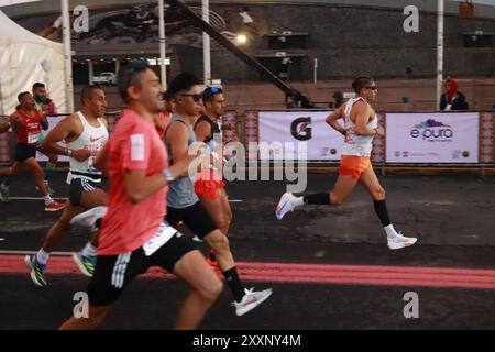 Mexico, Mexique. 25 août 2024. Participants participant au départ du XLI Mexico City Marathon 2024. Le 25 août 2024 à Mexico, Mexique. (Photo de Carlos Santiago/Eyepix Group/SIPA USA) crédit : SIPA USA/Alamy Live News Banque D'Images