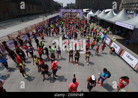 Mexico, Mexique. 25 août 2024. Participants participant au départ du XLI Mexico City Marathon 2024. Le 25 août 2024 à Mexico, Mexique. (Photo de Carlos Santiago/Eyepix Group/SIPA USA) crédit : SIPA USA/Alamy Live News Banque D'Images