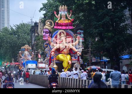 Mumbai, Inde. 25 août 2024. MUMBAI, INDE - AOÛT 25 : les dévots portent une idole du Seigneur Ganesha à un pandal de l'atelier de Ganesh à Mumbai avant le festival Ganesh Chaturthi, le 25 août 2024 à Mumbai, Inde. (Photo de Bhushan Koyande/Hindustan Times/Sipa USA ) crédit : Sipa USA/Alamy Live News Banque D'Images