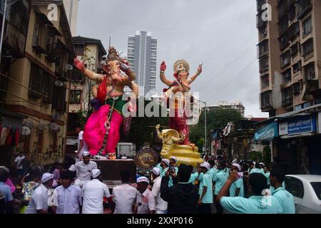 Mumbai, Inde. 25 août 2024. MUMBAI, INDE - AOÛT 25 : les dévots portent une idole du Seigneur Ganesha à un pandal de l'atelier de Ganesh à Mumbai avant le festival Ganesh Chaturthi, le 25 août 2024 à Mumbai, Inde. (Photo de Bhushan Koyande/Hindustan Times/Sipa USA ) crédit : Sipa USA/Alamy Live News Banque D'Images