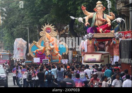 Mumbai, Inde. 25 août 2024. MUMBAI, INDE - AOÛT 25 : les dévots portent une idole du Seigneur Ganesha à un pandal de l'atelier de Ganesh à Mumbai avant le festival Ganesh Chaturthi, le 25 août 2024 à Mumbai, Inde. (Photo de Bhushan Koyande/Hindustan Times/Sipa USA ) crédit : Sipa USA/Alamy Live News Banque D'Images