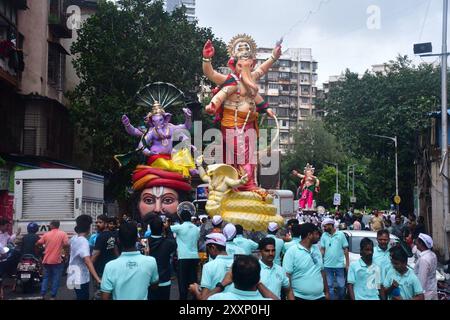 Mumbai, Inde. 25 août 2024. MUMBAI, INDE - AOÛT 25 : les dévots portent une idole du Seigneur Ganesha à un pandal de l'atelier de Ganesh à Mumbai avant le festival Ganesh Chaturthi, le 25 août 2024 à Mumbai, Inde. (Photo de Bhushan Koyande/Hindustan Times/Sipa USA ) crédit : Sipa USA/Alamy Live News Banque D'Images