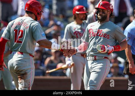 Kansas City, États-Unis. 25 août 2024 : Bryce Harper (3) est rencontré par Kyle Schwarber (12) après avoir marqué une course contre les Royals de Kansas City lors de la huitième manche au Kauffman Stadium à Kansas City, Missouri. David Smith/CSM crédit : CAL Sport Media/Alamy Live News Banque D'Images