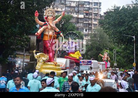 Mumbai, Inde. 25 août 2024. MUMBAI, INDE - AOÛT 25 : les dévots portent une idole du Seigneur Ganesha à un pandal de l'atelier de Ganesh à Mumbai avant le festival Ganesh Chaturthi, le 25 août 2024 à Mumbai, Inde. (Photo de Bhushan Koyande/Hindustan Times/Sipa USA ) crédit : Sipa USA/Alamy Live News Banque D'Images